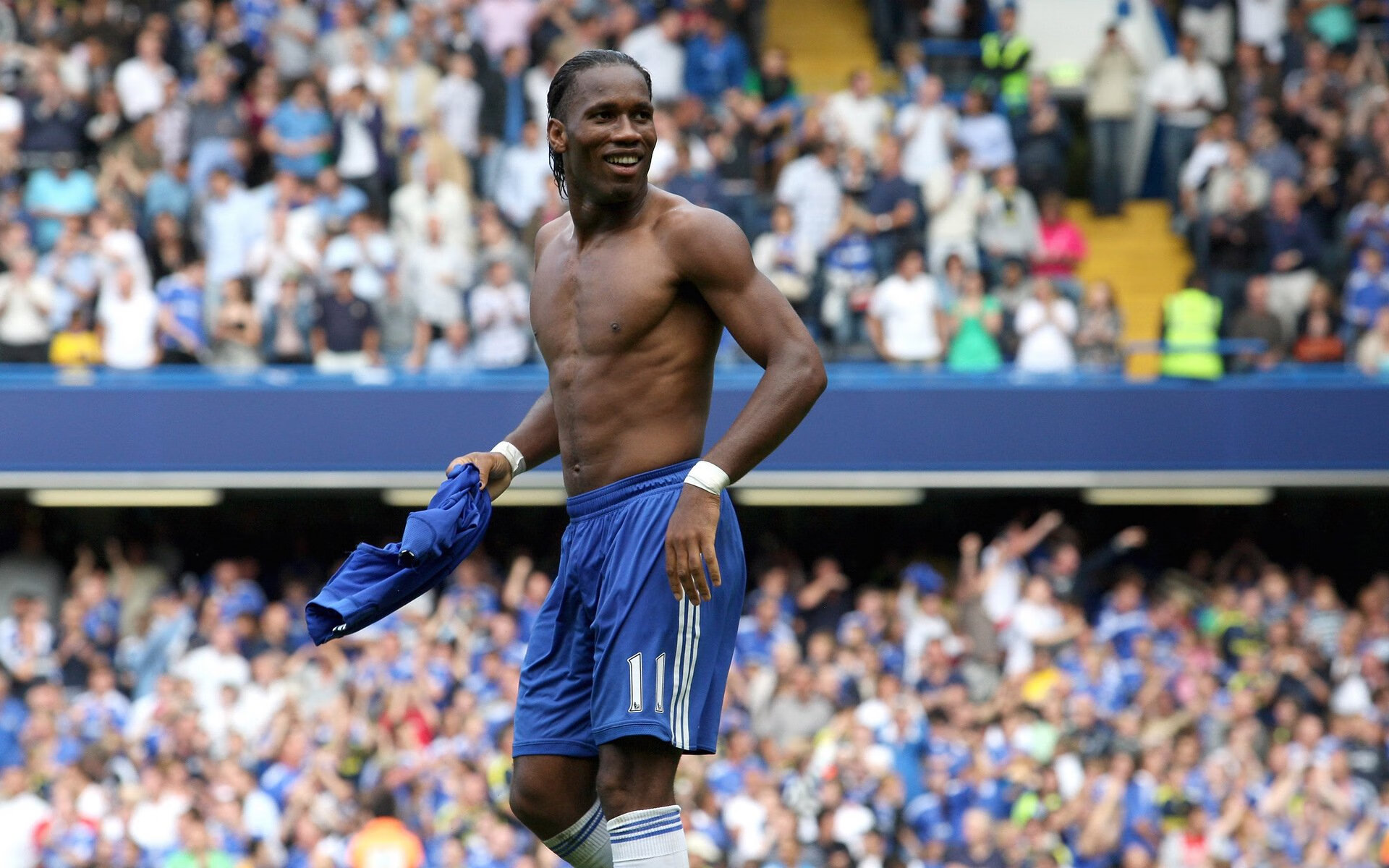 “球迷热血沸腾：现场氛围燃爆全场的比赛一览”，描述球赛热血沸腾的诗句